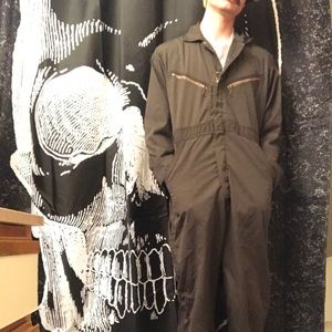 Tagless men’s army green coveralls